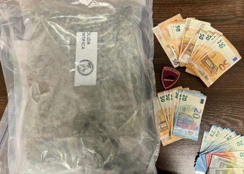 In giro in macchina con una busta piena di droga sul sedile, arrestato 35enne