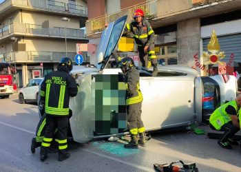 Incidente stradale a Pescara, 75enne si ribalta con la macchina: è illeso