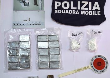 Conserva oltre 2 chili di hashish nel frigorifero e una pistola clandestina, arrestato 38enne
