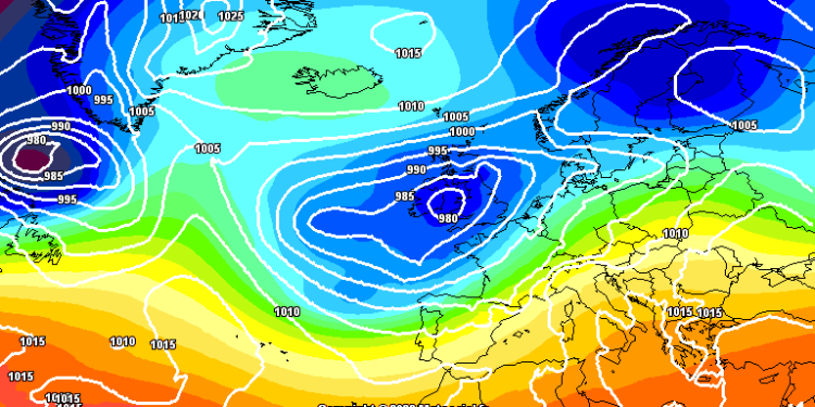 La possibile situazione a 500 hpa sull'Europa occidentale alle ore 14:00 di Domenica 27. Sull'Abruzzo, cielo poco nuvoloso salvo qualche addensamento e clima mite.