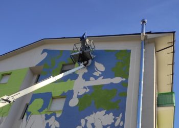 Priamo e Tisbe, il mito di Ovidio a colori su un murales a Sulmona