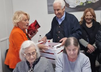 Un sogno nel cassetto nella dimora dei nonni felici: un pomeriggio di canti, balli e divertimento