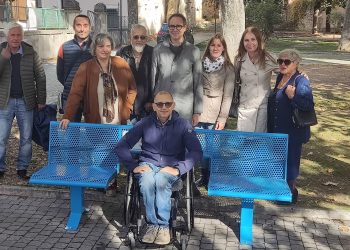 Inaugurata a Paganica una nuova panchina inclusiva per persone con disabilità motoria