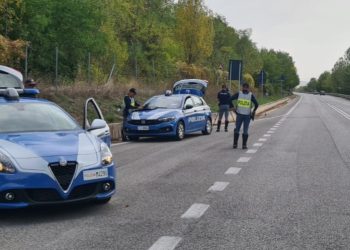 Controlli della polizia stradale sulle vie di montagna, raffica di multe patente ritirata