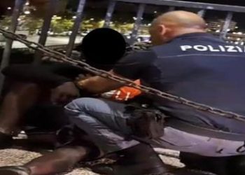 Giovane si lancia dal ponte, afferrato al volo dai poliziotti: è salvo