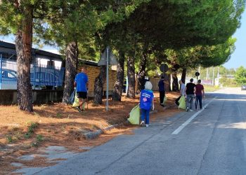 Volontari in azione per ripulire la zona industriale della città