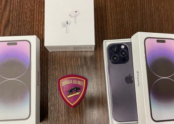 Tenta di vendere due telefoni contraffatti: scatta la denuncia