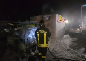 Incendio vettura nella notte: coinvolti anche un furgone e una cabina elettrica