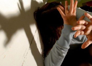 “Violentata nel bagno della discoteca”, giovane donna denuncia uno stupro