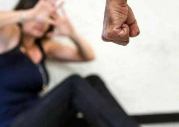 35enne aggredisce la fidanzata e fugge dagli agenti, denunciato per rapina e maltrattamenti