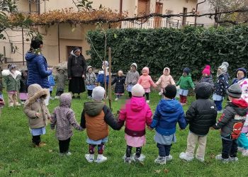 Dai bimbi arriva la speranza per un futuro migliore: piantano un albero nel giardino dell’asilo (foto)