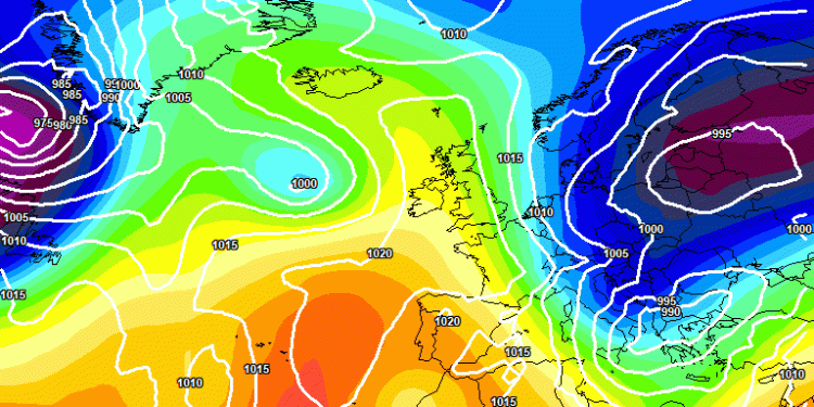 La situazione secondo il modello europeo ECMWF, prevista per le ore 13:00 di Sabato 25 Novembre. Temperature in sensibile diminuzione e nevicate sui rilievi fino a quote medio basse specie a stau orientale