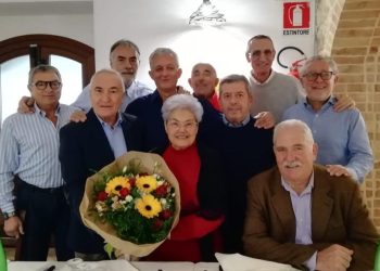 Ex alunni trovano la loro maestra dopo quasi 60 anni e le fanno passare una giornata indimenticabile