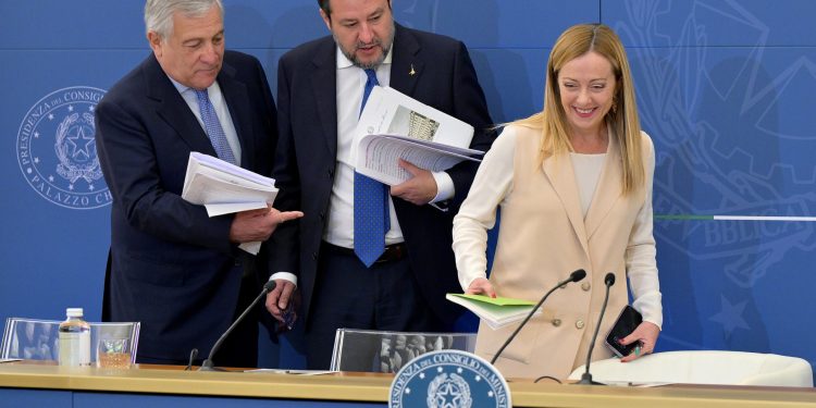 La presidente del Consiglio, Giorgia Meloni, il vice presidente del Consiglio e ministro dei Trasporti, Matteo Salvini (C), e il vice presidente del Consiglio e ministro degli Esteri Antonio Tajani (S) durante una conferenza stampa, Roma, 16 ottobre 2023. ANSA/ETTORE FERRARI
