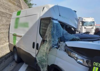 Scontro tra furgone e camion in autostrada, estratto vivo dalle lamiere un 24enne