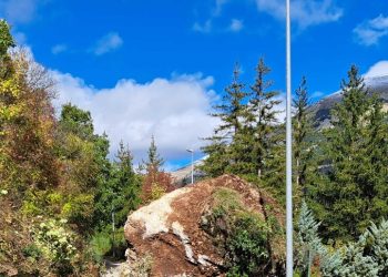 Maltempo, enorme masso si stacca dalla parete rocciosa e cade su un’auto: nessun ferito
