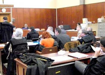 Oltraggia il giudice: “Parlo io, lei non sa niente”, arzilla nonnetta assolta in Corte d’appello