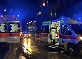 Investiti da un’auto mentre attraversavano la strada, muoiono 76enne e il suo cane