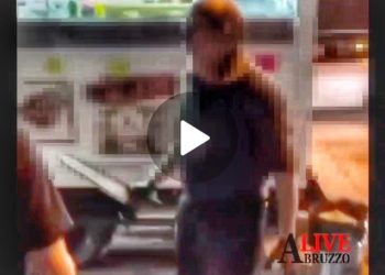 Branco di adolescenti assalta camion della porchetta, ambulante costretto a difendersi con il coltello (Video)