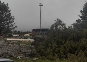 Forte maltempo sulla Marsica, alberi sradicati: a Ortucchio crolla il muro del Campo sportivo (foto)