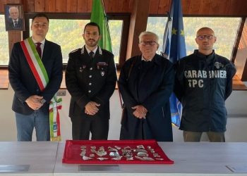 I carabinieri per la Tutela del patrimonio culturale recuperano 34 frammenti di ceramica di Castelli
