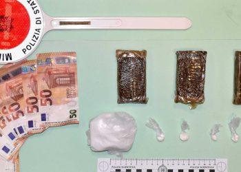 Guidava drogato, la polizia perquisisce auto e casa: cocaina in un mobile e hashish nei sedili