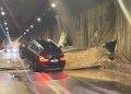 Terrore in galleria, il muro crolla sulle auto: dramma pioggia sulla costa (video e foto)