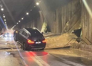 Terrore in galleria, il muro crolla sulle auto: dramma pioggia sulla costa (video e foto)