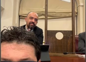 Una ghigliottina nel Consiglio regionale: così va in scena la protesta delle opposizioni