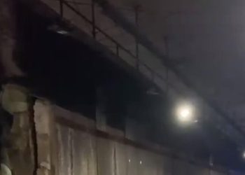 Terrore in galleria, il muro crolla sulle auto: dramma pioggia sulla costa (video e foto)