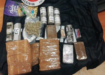 Tamponamento in autostrada, la polizia arriva e trova 2 chili di droga in una macchina