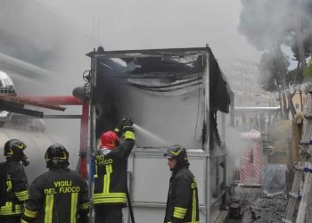 Rogo nel cortile dell’ospedale di Teramo, fumo visibile a chilometri: incendio domato dai Vigili del Fuoco