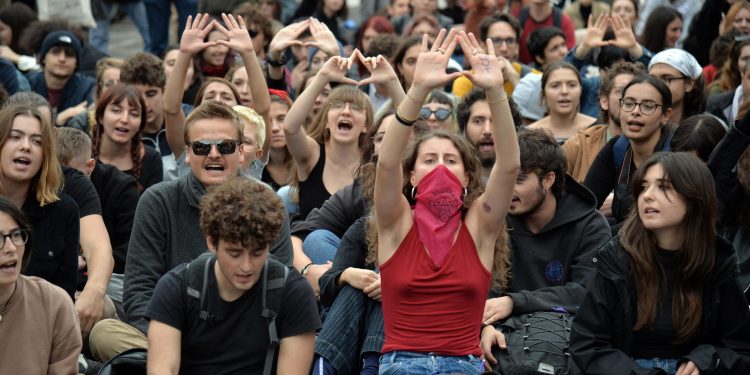 Manifestazione degli studenti universitari della Sapienza. Gli studenti dopo un corteo all'interno della Città universitaria escono dall'Ateneo e improvvisano un sit in davanti l'ingresso del Policlinico Umberto I dove qualche giorno fa una tirocinante ha denunciato una violenza sessuale
Roma, 04 novembre 2022. 
ANSA/FABIO CIMAGLIA