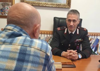 Truffa dello specchietto, si fa consegnare denaro da un 84enne e gli ruba in casa: arrestato