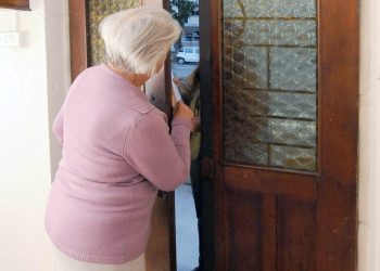 “Tuo figlio ha avuto un incidente”, truffatrice arriva in casa dell’anziana e trova i poliziotti: arrestata