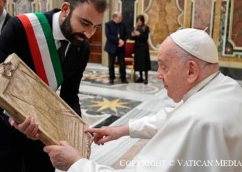 Donata a Papa Francesco un’opera dell’artista camplese Antonio Giusti