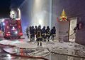 Notte di paura per il rogo in un capannone industriale: fiamme domate dai vigili del fuoco