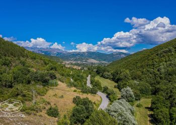 L’Aquila, inaugurata a Forcella la Big Bench per la promozione del turismo lento