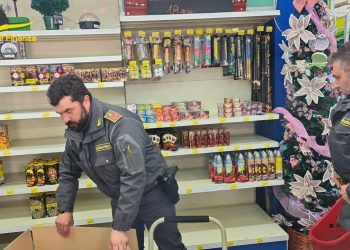 Blitz della Guardia di finanza: sequestrati quasi 3 quintali di fuochi d’artificio illegali (fotogallery)