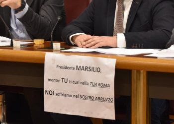 Rete ospedaliera, bloccati gli emendamenti: minoranza espone volantini: “Marsilio, tanto tu ti curi a Roma”
