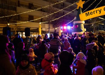 Anche quest’anno a Roseto tantissime persone in piazza per l’accensione dell’albero