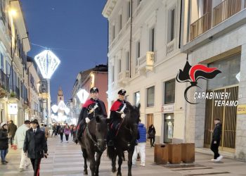 Carabinieri a cavallo in pieno centro sotto le luminarie a Teramo
