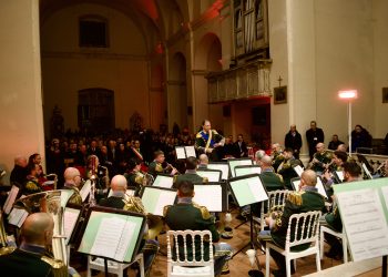 Le note della banda della Guardia di Finanza riecheggiano nel cuore antico di Roseto