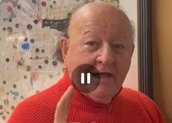 “Ciao Cipollini”, Massimo Boldi ad Avezzano per accendere l’albero di Natale in piazza (video)