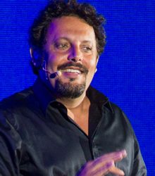 Brignano arriva al Pala Giovanni di Pescara con lo spettacolo “Ma… diamoci del tu”