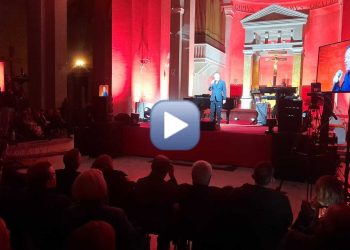 D’Alessio fa cantare la cattedrale e ironizza: è la prima volta che mi sostituisco a un prete (Video)