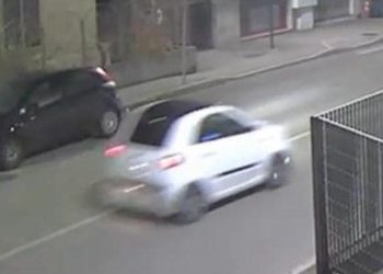 Sequestrano due minorenni in una microcar e si danno alla fuga: arrestato 18enne