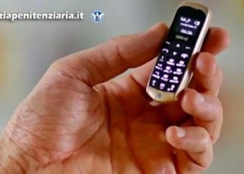 Pacco natalizio con dentro mini telefoni per un detenuto: parenti scoperti e denunciati