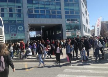 Due autisti del bus aggrediti da una baby gang a piazzale Kennedy