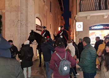 Pattuglie a cavallo nel centro dell’Aquila per il servizio di rappresentanza dell’Arma